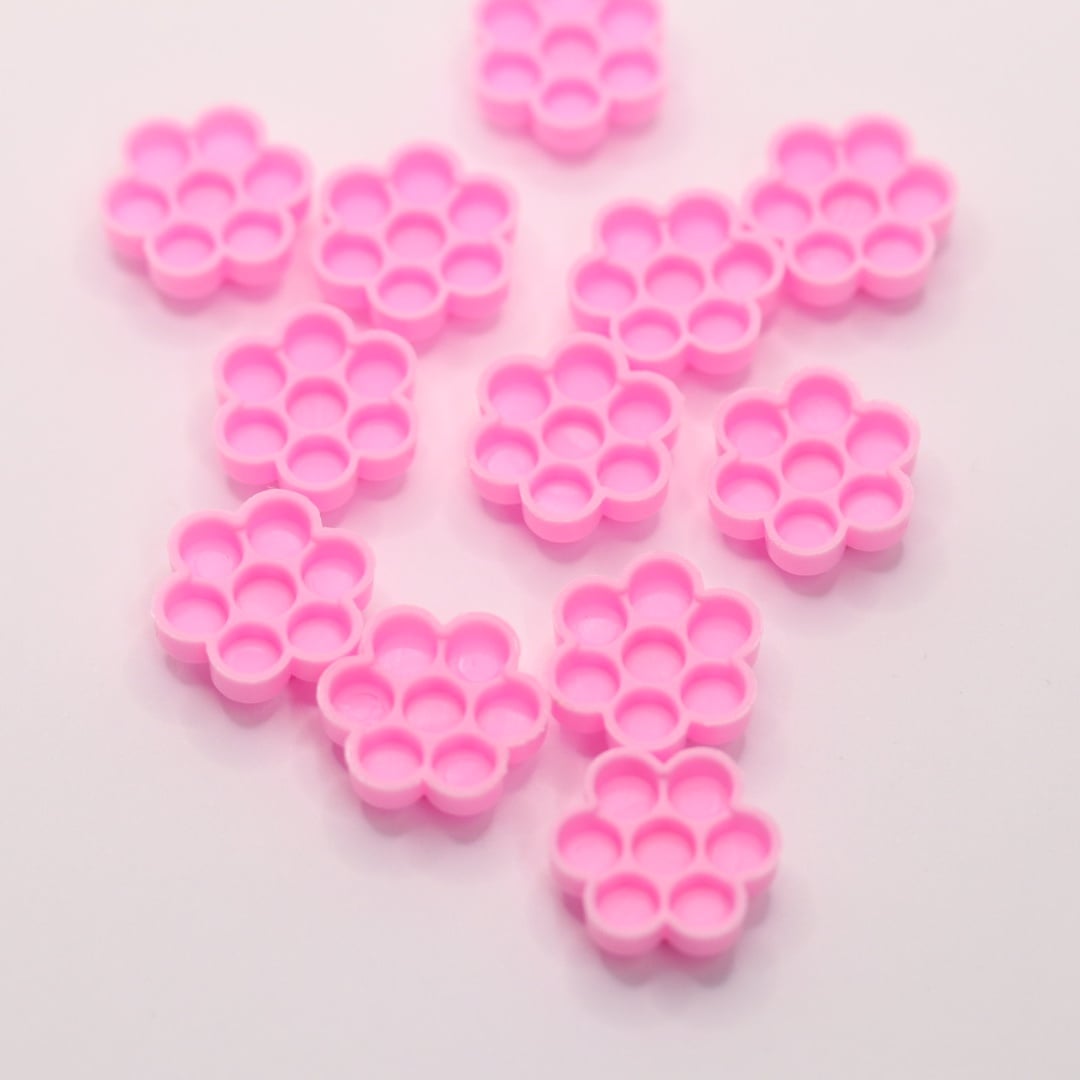 Pink flower-shaped lash glue palettes with multiple wells for adhesive – Thecosmoline South Africa